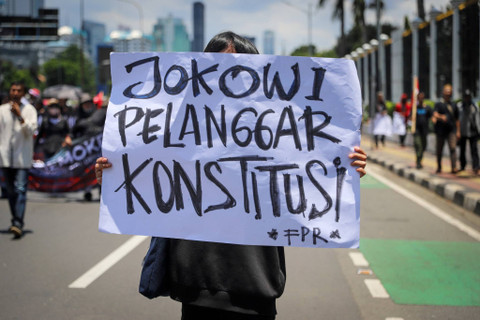 Sejumlah massa yang tergabung dalam Koalisi Nasional Penyelamat Demokrasi menggelar aksi unjuk rasa "Makzulkan Jokowi" di depan Gedung DPR RI, Senayan, Jakarta, Selasa (5/3/2024). Foto: Iqbal Firdaus/kumparan