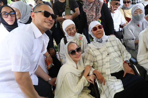Bunga Citra Lestari (BCL) bersama suami hadiri pemakaman ayah Bimbim Slank Sidharta M Soemarno di TPU Karet Bivak, Jakarta, Selasa (5/3/2024). Foto: Dok. Agus Apriyanto