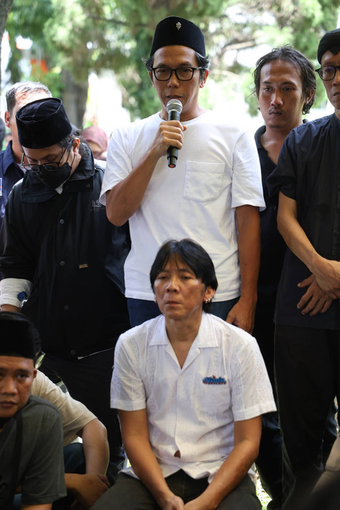 Musisi Bimbim Slank bersama keluarga saat mengantarkan jenazah ayahnya Sidharta M Soemarno saat dimakamkan di TPU Karet Bivak, Jakarta, Selasa (5/3/2024). Foto: Dok. Agus Apriyanto