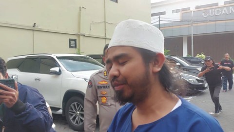 Samsudin Jadab atau Samsudin saat dibawa dari Gedung Ditreskrimsus menuju Gedung Dittahti Polda Jatim, Selasa (5/3/2024).   Foto: Farusma Okta Verdian/kumparan