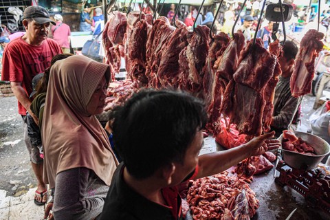 Pedagang daging sapi melayani pembeli di Pasar Minggu, Jakarta, Rabu (6/3/2024). Foto: ANTARA FOTO/Muhammad Adimaja
