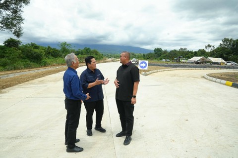 Menteri BUMN Erick Thohir tinjau pembangunan Jalan Tol Padang-Sicincin, Rabu (6/3/2024). Foto: Kementerian BUMN