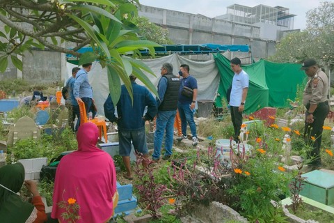 Tim dokter Forensik RS Bhayangkara Polda Riau membongkar makam almarhum Dimas Fernanda (25 tahun) yang berada di TPU Muslim Medan Polonia, Kota Medan, Sumatera Utara, Kamis (7/3/2024). Foto: kumparan