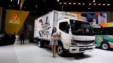 Truk Fuso eCanter di pameran GIICOMVEC 2024.  Foto: Aditya Pratama Niagara/kumparan