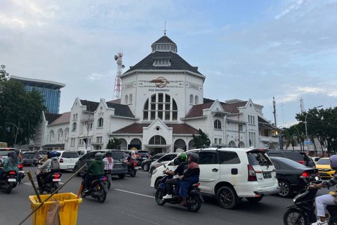Suasana Jalan Balai Kota Medan di depan Pos Blok Medan, Kamis (7/3/2024). Foto: Tri Vosa/kumparan