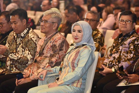 Direktur Utama Pertamina Nicke Widyawati mengikuti acara penghargaan Penggunaan Produk Dalam Negeri (P2DN), yang merupakan bagian acara Business Matching 2024 "Belanja Produk Dalam Negeri", di Sanur, Bali, Kamis (7/3/2024). Foto: Dok. Pertamina
