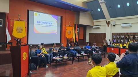 Sekjen PDIP Hasto Kristiyanto, Pakar Hukum Tata Negara hingga Politikus NasDem Irma Chaniago menghadiri Election Talks di FISIP UI, Depok, Kamis (7/3/2024). Foto: Annisa Thahira Madina/kumparan