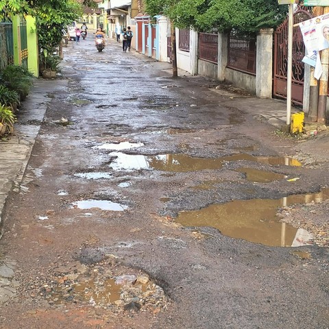Jaln rusak  di Gg Hi Abdurahman, Kelurahan Suka Jawa Baru, Kecamatan Tanjung Karang Barat, Kota Bandar Lampung. Foto: Ist