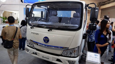 Kendaraan listrik Foton e-Aumark di GIICOMVEC 2024.  Foto: Aditya Pratama Niagara/kumparan