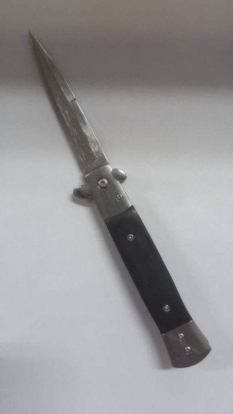 Pisau lipat yang dipakai pelaku SS (42) saat menusuk korban yang dikeroyok di depan kafe MB Kemang. Foto: Dok. Polsek Mampang