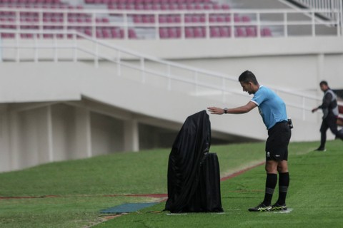 Wasit Thoriq M Alkatiri melihat monitor Video Assistant Referee (VAR) saat terjadi pelanggaran pada pertandingan Persis Solo U-20 vs Persita Tangerang U-20 pada final Elite Pro Academy (EPA) U-20 di Stadion Manahan, Solo, Jawa Tengah, Kamis (7/3). Foto: Mohammad Ayudha/ANTARA FOTO