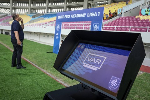 Petugas memeriksa monitor Video Assistant Referee (VAR) di lapangan sebelum pertandingan final Elite Pro Academy (EPA) U-20 di Stadion Manahan, Solo, Jawa Tengah, Kamis (7/3/2024). Foto: Mohammad Ayudha/ANTARA FOTO