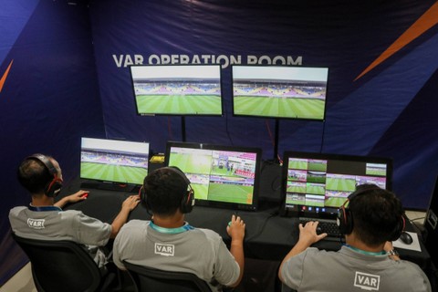 Petugas memeriksa monitor ruangan Video Assistant Referee (VAR) sebelum pertandingan final Elite Pro Academy (EPA) U-20 di Stadion Manahan, Solo, Jawa Tengah, Kamis (7/3/2024). Foto: Mohammad Ayudha/ANTARA FOTO