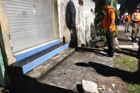 Lokasi bocah laki-laki berkebutuhan khusus berinisial AEE (7) meninggal dunia akibat tercebur selokan di Jalan Kedurus 4-B Nomor 28-A, Kelurahan Kedurus, Kecamatan Karangpilang, Surabaya, Kamis (7/3/2024). Foto: Dok. BPBD Surabaya