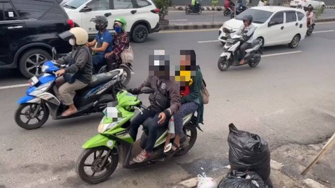 Satu keluarga buang sampah sembarang di depan Perpustakaan Provinsi Lampung | Foto: Perpusda Lampung