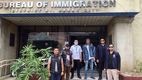 Polisi saat menjemput RM, tersangka penyelundupan senjata api ilegal dari Filipina. (foto: istimewa)