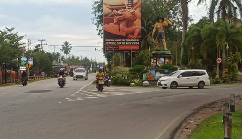 Simpang Tugu Pak Tani Mempawah. Jumlah penduduk miskin di Mempawah disebut turun. Foto: Muhammad Zain/Hi!Pontianak