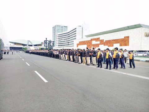 Sebanyak 2 ribuan personel gabungan diterjunkan untuk jaga demo di depan DPR RI, hari ini, Jumat (8/3). Foto: Dok. Humas Polres Jakpus