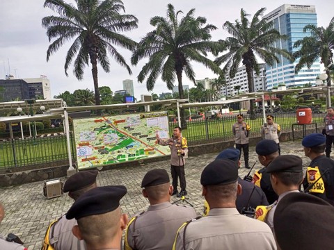 Sebanyak 2 ribuan personel gabungan diterjunkan untuk jaga demo di depan DPR RI, hari ini, Jumat (8/3). Foto: Dok. Humas Polres Jakpus
