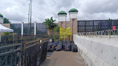 Suasana di depan Gedung DPR jelang demonstrasi, Jumat (8/3). Foto: Thomas Bosco/kumparan