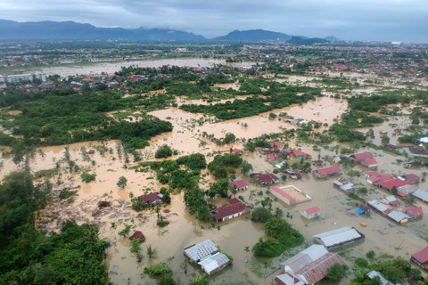 Foto udara banjir merendam permukiman di kawasan Dadok Tunggul Hitam, Padang, Sumatera Barat, Jumat (8/3/2024). Foto: Iggoy el Fitra/ANTARA FOTO