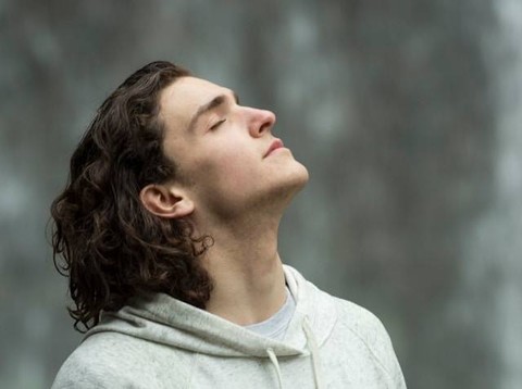 Ilustrasi Pernapasan dada merupakan pernapasan yang memanfaatkan kontraksi otot tulang rusuk. Foto: Unsplash/Elijah Hiett