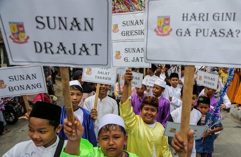 Sejumlah anak berjalan sambil membawa poster saat mengikuti pawai kirab budaya di kawasan Genuk, Semarang, Jawa Tengah, Jumat (8/3/2024). Foto: Makna Zaezar/Antara Foto