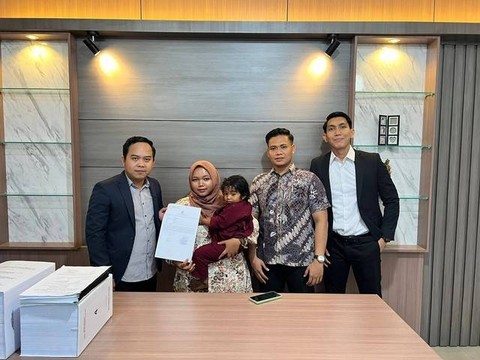 Suci Indah Sari (kedua kiri) bersama tim pengacara baru: Ryan Wahyudi, Abdullah Riyadi, Muhammad Abdu Harahap. Dok: kumparan.