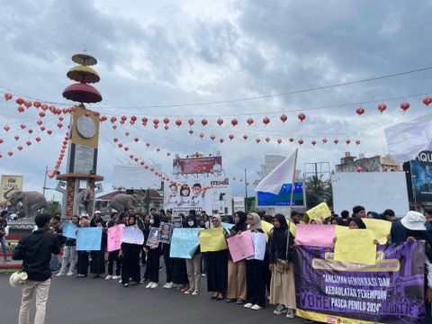 Unjuk rasa yang dilakukan oleh Komunitas Perempuan untuk Keadilan Lampung (KPK) di Bundaran Tugu Adipura, Kota Bandar Lampung | Foto : Almuhtarom / Lampung Geh