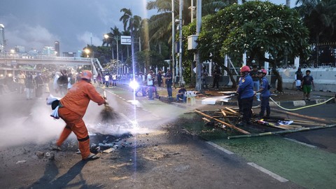 Massa demonstrasi di depan Gedung DPR RI, Senayan, Jakarta Pusat, membubarkan diri pada Jumat (8/3/2024). Foto: Jonathan Devin/kumparan