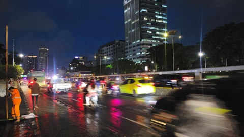 Massa demonstrasi di depan Gedung DPR RI, Senayan, Jakarta Pusat, membubarkan diri pada Jumat (8/3/2024). Foto: Jonathan Devin/kumparan
