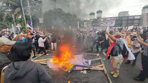 Massa demonstrasi di depan Gedung DPR RI, Senayan, Jakarta Pusat, membubarkan diri pada Jumat (8/3/2024). Foto: Jonathan Devin/kumparan