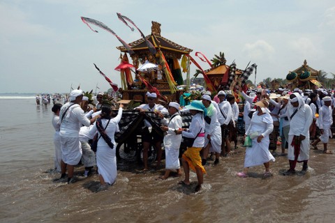 Umat Hindu membawa benda sakral saat upacara Melasti saat upacara Melasti di Pantai Petitenget, Badung, Bali, Jumat (8/3/2024). Foto: Nyoman Hendra Wibowo/Antara Foto