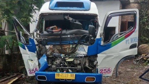 Kondisi bus yang mengalami kecelakaan dengan truk di Tapanuli Utara. Foto: Dok. Istimewa