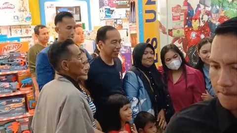 Jokowi ajak kedua cucunya ke Solo Paragon Mall. Foto: kumparan