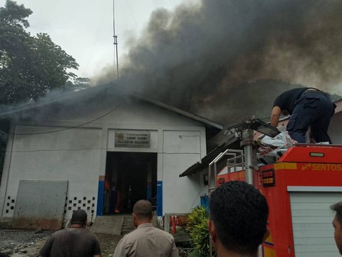 Kebakaran 3 unit mesin pembangkit listrik yang terbakar di Tagulandang, Kabupaten Sitaro.
