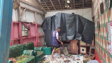 Kondisi rumah semipermanen di Kampung Cibolang, Desa Citepus, Kecamatan Palabuhanratu, Kabupaten Sukabumi, Jabar yang rusak pada bagian atap akibat tertimpa pohon tumbang pada Jumat (8/3/2024). Foto: Aditya Rohman/Antara