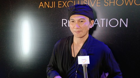 Penyanyi Anji gelar mini showcase sekaligus rilis single baru berjudul 'Orang Yang Berbeda' di Kawasan Kemang, Jakarta. Foto: Aprilandika Pratama/kumparan