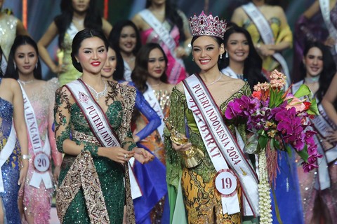 Puteri Indonesia 2023 Farhana Nariswari (kiri) bersama Puteri Indonesia 2024 terpilih Harashta Haifa Zahra (kanan) pada malam puncak Grand Final Pemilihan Puteri Indonesia 2024 di Jakarta Convention Center (JCC), Jakarta, Jumat (8/3). Foto: ANTARA FOTO/Asprilla Dwi Adha