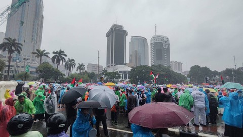 Sejumlah massa aksi bela Palestina di depan Kedubes AS melakukan longmarch ke Bundaran HI, Jakarta Pusat pada Sabtu (9/3). Foto: Jonathan Devin/kumparan