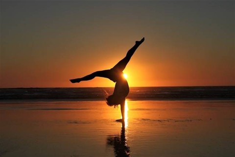 Apa yang dimaksud dengan gerakan meroda dalam senam lantai. Foto hanya ilustrasi. Sumber foto: Unsplash/Joshua