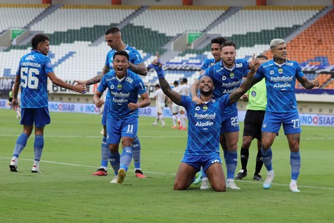 Pemain Persib berselebrasi saat melawan Persija pada Pertandingan Liga 1 di Stadion Sijalak Harupat, Kabupaten Bandung, Jawa Barat, Sabtu (9/3/2024). Foto: Jamal Ramadhan/kumparan