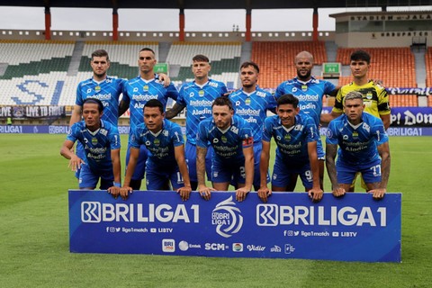 Pemain Persib Bandung berfoto jelang Pertandingan Liga 1 melawan Persija Jakarta di Stadion Sijalak Harupat, Kabupaten Bandung, Jawa Barat, Sabtu (9/3/2024). Foto: Jamal Ramadhan/kumparan
