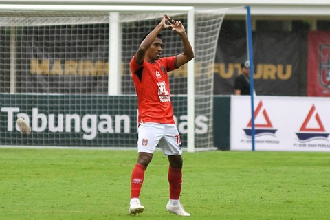 Pesepak bola Malut United FC Frets Butuan melakukan selebrasi usai mencetak gol ke gawang Persiraja Banda Aceh pada pertandingan perebutan juara tiga Liga 2 di Stadion Madya, Senayan, Jakarta, Sabtu (9/3/2024). Foto: Fakhri Hermansyah/ANTARA FOTO