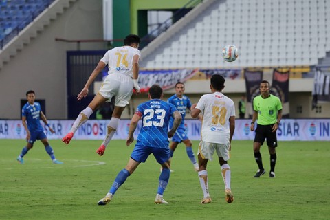 Pertandingan Liga 1 antara Persib Bandung melawan Persija Jakarta di Stadion Sijalak Harupat Kabupaten Bandung, Jawa Barat, Sabtu (9/3/2024). Foto: Jamal Ramadhan/kumparan