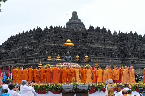 Biksu berdoa bersama saat perayaan hari raya Magha Puja 2024 di pelataran Candi Borobudur, Magelang, Jawa Tengah, Sabtu (9/3/2024). Foto: Anis Efizudin/ANTARA FOTO