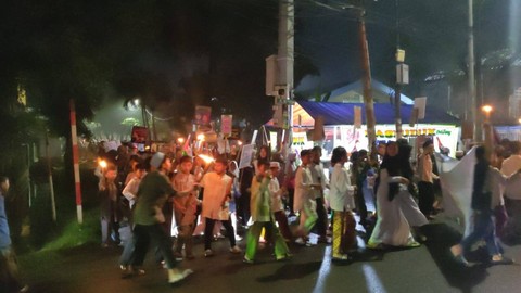 Pawai obor menyambut Ramadan dari warga majelis taklim masjid Ash-Sholihin, Pulo Kambing, Jakarta Timur, Sabtu (9/3/2023). Foto: Ahmad Romadoni/kumparan