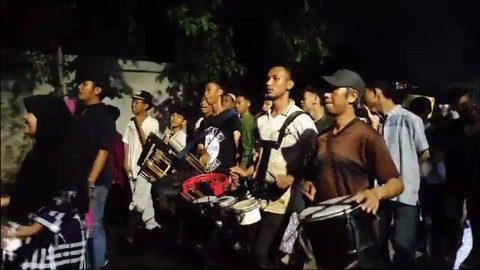 Pawai obor menyambut Ramadan dari warga majelis taklim masjid Ash-Sholihin, Pulo Kambing, Jakarta Timur, Sabtu (9/3/2023). Foto: Ahmad Romadoni/kumparan