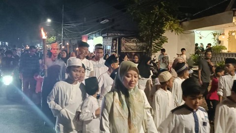 Pawai obor menyambut Ramadan dari warga RW 11 Jalan Petogogan, Radio Dalam, Jakarta Selatan, Sabtu (9/3/2024). Foto: Fadlan Nuril Fahmi/kumparan
