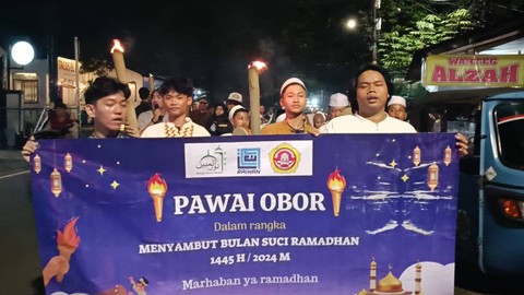 Pawai obor menyambut Ramadan dari warga RW 11 Jalan Petogogan, Radio Dalam, Jakarta Selatan, Sabtu (9/3/2024). Foto: Fadlan Nuril Fahmi/kumparan